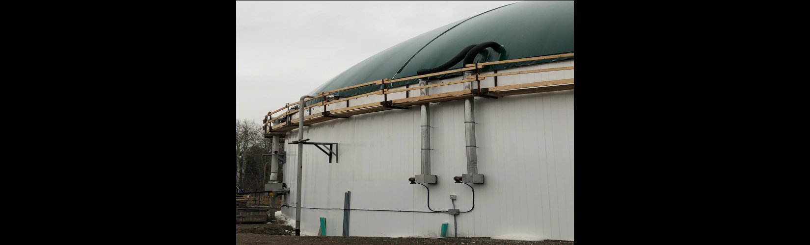 Tank mounted membrane gas holder